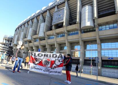 Aficionados River Plate despliegan una bandera en las inmediaciones del Santiago Bernabéu.
