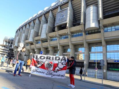 Aficionados River Plate despliegan una bandera en las inmediaciones del Santiago Bernabéu.