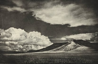 El museo universitario posee el legado Ortiz Echagüe: 1.500 positivos propios, 500 que él había adquirido de otros autores y 28.000 negativos. En la imagen, 'Castilla, cerros y nubes', obra de aproximadamente 1935.