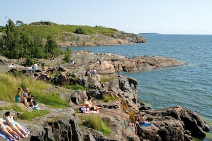 El verano en Finlandia es para caminar o remar bajo el sol de medianoche por pinares habitados por lobos y osos. Pero ambién es el momento perfecto para disfrutar de la cara más animada de Helsinki, una ciudad que parece mitad tierra, mitad agua, cuyo sinuoso y complejo litoral incluye un sinfín de bahías, ensenadas y pequeñas islas desperdigadas, como Suomenlinna (en la foto).