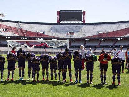 Los niños de la cueva de Tailandia saludan a sus familiares tras jugar en el Monumental de Buenos Aires contras la inferiores de River Plate.