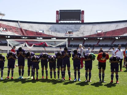 Los niños de la cueva de Tailandia saludan a sus familiares tras jugar en el Monumental de Buenos Aires contras la inferiores de River Plate.