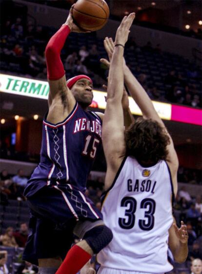 Vince Carter, de los Nets de Nueva Jersey, intenta encestar ante la marca de Marc Gasol, de los Grizzlies de Memphis.