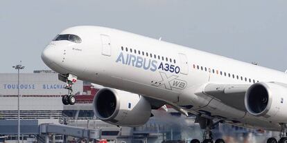 Un Airbus A350 despega en Toulouse, Francia