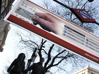 Uno de los carteles de la campaña publicitaria de Metro <i>Más por menos</i> en una de las bocas del suburbano.
