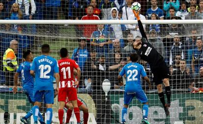 Oblak desvía a córner un remate de cabeza de Ángel.