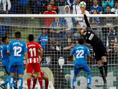 Oblak desvía a córner un remate de cabeza de Ángel.