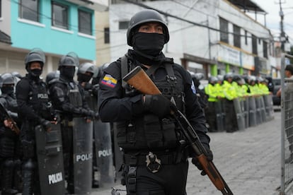 Policías y soldados se encuentran afuera de la prisión El Inca después de que comenzaron los disturbios en el interior de Quito, Ecuador, el lunes 8 de enero de 2024. 