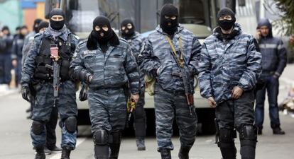 Membros das Berkut, as dissolvidas forças antimotim ucranianas, em fevereiro em Kiev.