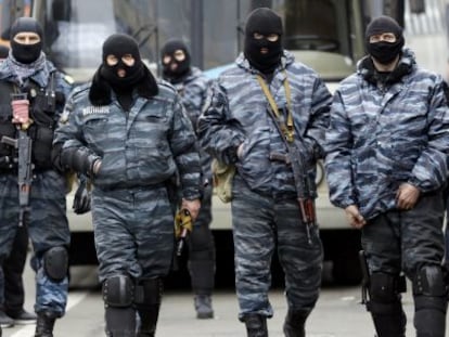 Membros das Berkut, as dissolvidas forças antimotim ucranianas, em fevereiro em Kiev.