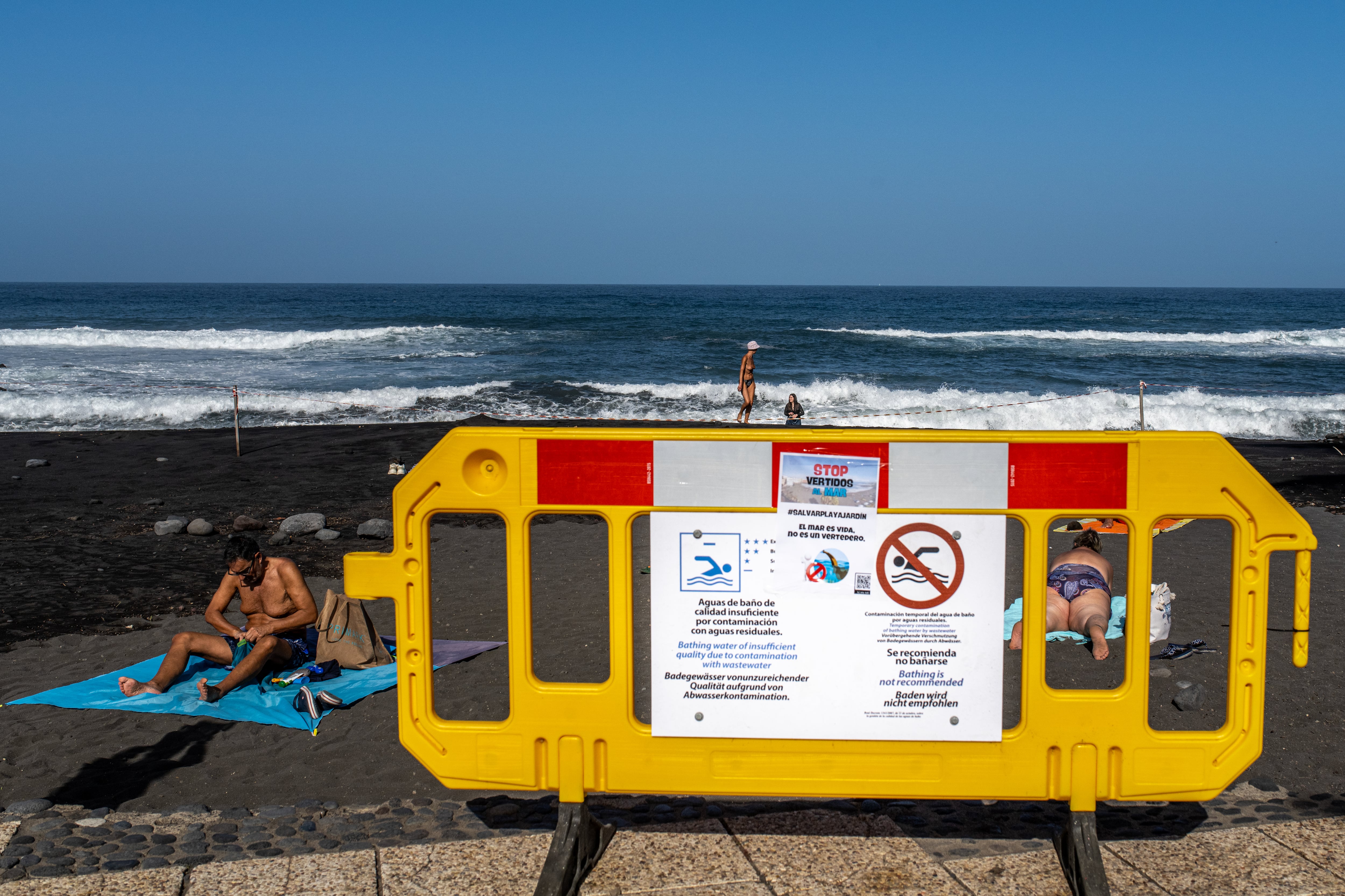 Turistas en una de las zonas cerradas de Tenerife. 