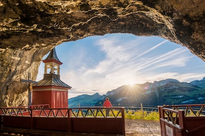 El corazón rural del país palpita especialmente en la comuna suiza de Appenzell, fronteriza con Liechtenstein por el noreste. Esta es una zona injustamente infravalorada, con campos donde las granjas lácteas dan paso a pueblos con los exteriores de las casas pintados al fresco. La bucólica campiña está llena de villas como el propio pueblo de Appenzell, que parece salido de un cuento infantil. Sus casas con gabletes lucen alegres murales en sus fachadas y albergan ‘konditoreien’ (confiterías), tiendas de artesanía o tabernas que sirven platos con mucho queso. El río Sitter serpentea por el pueblo y más allá por parados verdes que se arrugan al subir a los agrestes montes. Es la comarca lechera de Suiza por excelencia. De la villa salen numerosos senderos que suben a los pastos y a los Alpes circundantes. Y en la zona abundan los pueblos de postal, como Werdenberg, que pasa por ser el pueblo con casas de madera más antiguo de Suiza (1289). Son poco más de 40 casas con un gran estanque y una colina cubierta de vides y coronada por un castillo.