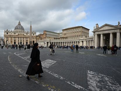 Una monja camina por la plaza de San Pedro en el Vaticano, el pasado 30 de marzo.