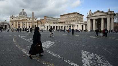 Una monja camina por la plaza de San Pedro en el Vaticano, el pasado 30 de marzo.