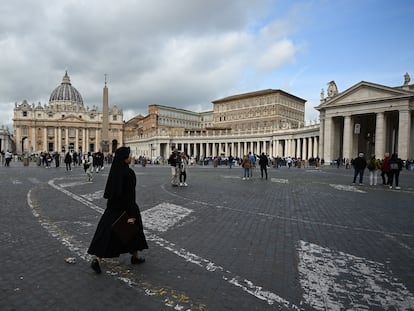 Una monja camina por la plaza de San Pedro en el Vaticano, el pasado 30 de marzo.
