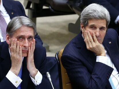 Los ministros de Exteriores brit&aacute;nico, Philip Hammond (izqda), y estadounidense, John Kerry, en la reuni&oacute;n de la OTAN en Bruselas.