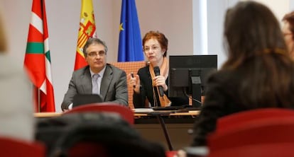 Margarita Martín, junto a subdelegado del Gobierno en Gipuzkoa, José Luis Herrador, este jueves en San Sebastián.