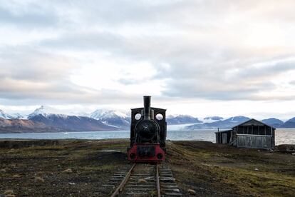 Un tren locomotora antigua que se utilizó para el transporte de carbón se conserva como un monumento en Ny-Alesund, en Svalbard, Noruega, 11 de octubre de 2015. Una cadena noruega de islas sólo 1.200 kilometros (750 millas) del Polo Norte está tratando de promover las nuevas tecnologías, el turismo y la investigación científica en un cambio de la minería a gran contaminante del carbón que ha sido un pilar de la economía a distancia durante décadas. Noruega suspendió más la minería del carbón en el archipiélago de Svalbard año pasado debido a los altos costos y está buscando empleos alternativos para unos 2.200 habitantes en las islas donde los osos polares deambulan. Parte de la respuesta puede ser la de impulsar la ciencia: en Ny-Alesund, la liquidación no militar permanente más septentrional del mundo, científicos de 11 países, entre ellos Noruega, Alemania, Francia, Gran Bretaña, India y Corea del Sur cuestiones de estudio, como el cambio climático. La presencia de Noruega, miembro de la OTAN, también da a la alianza un punto de apoyo estratégico en el extremo norte, cada vez más importante después de la vecina Rusia anexó la región de Crimea de Ucrania en 2014. REUTERS / Anna Filipovaâ € Foto 14 de 19 - BÚSQUEDA "SVALBARD Filipová" Para todas las imágenes