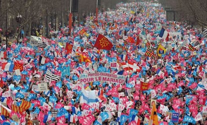 Cientos de miles de personas se manifiestan en París contra el matrimonio homosexual.