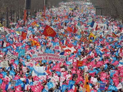 Cientos de miles de personas se manifiestan en París contra el matrimonio homosexual.