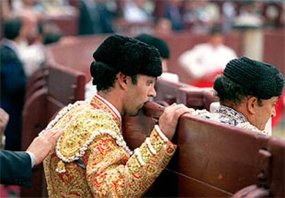 José Tomás, meditabundo, en un burladero de Las Ventas.