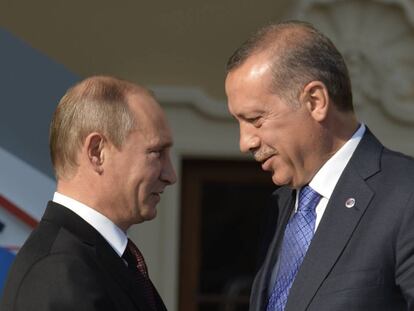 El presidente ruso, Vladimir Putin, y su hom&oacute;logo turco, Recep Tayyip Erdogan (entonces primer ministro), al inicio de la cumbre del G20 en San Petersburgo el 5 de septiembre de 2013.