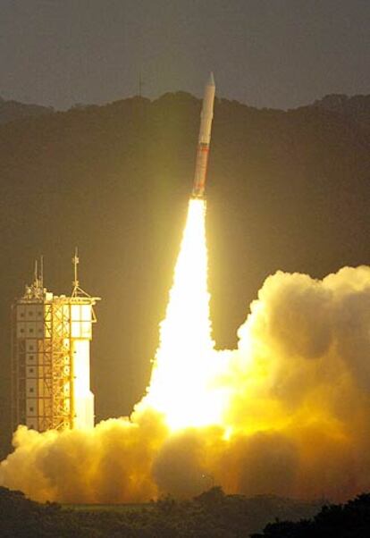 Despegue del cohete 'M-5' desde el centro espacial de Uchinoura.