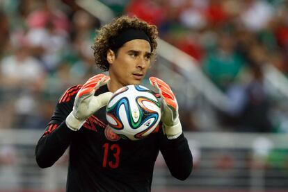 Ochoa en un partido de la selección mexicana.
