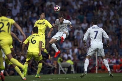 El jugador del Real Madrid, Gareth Bale disputa el balón con José Ángel Valdés.