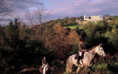 Excursión a caballo en las cercanías del hotel Cliveden House, escenario del famoso romance del 'caso Profumo'.