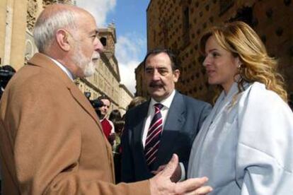 La consejera Silvia Clemente y el alcalde Julián Lanzarote (en el centro) con el escritor Luciano G. Egido, ayer en la presentación del Festival de las Artes de Castilla y León en Salamanca.