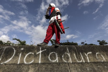 Un manifestante encapuchado participa en el paro general convocado por la oposición, en Caracas (Venezuela).