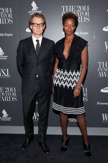 La artista californiana Kara Walker, que explora la raza, el género, la sexualidad, la violencia y la identidad en su trabajo, recibió el premio otro de los premios a personajes innovadores otorgados por 'The Wall Street Journal'. En la imagen, junto a Philippe Vergne, director del Museo de Arte Contemporáneo de Los Ángeles.