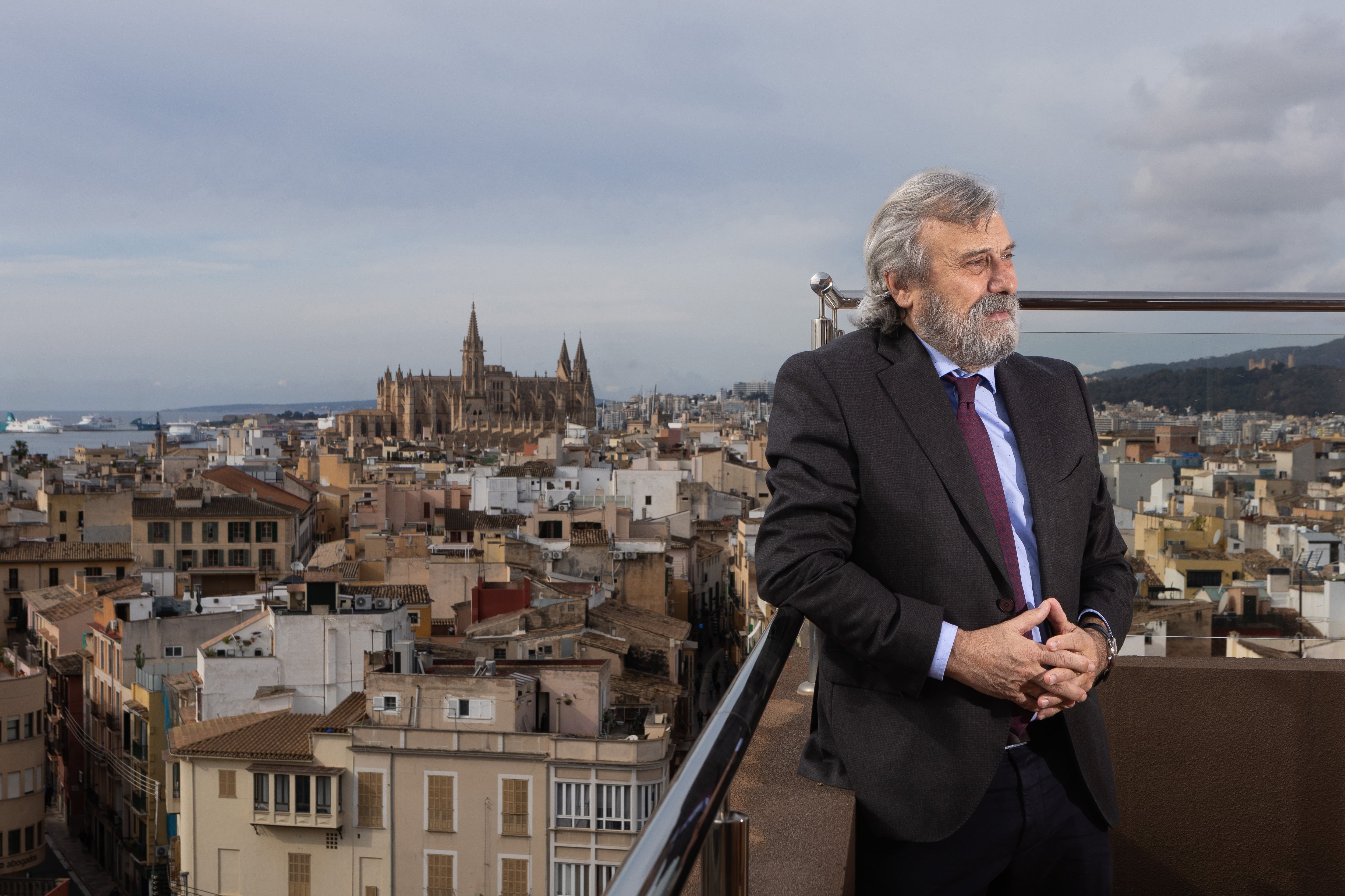 El presidente de la Confederación Española de Sindicatos Médicos, Miguel Lázaro, en la terraza de sus oficinas de Palma de Mallorca.