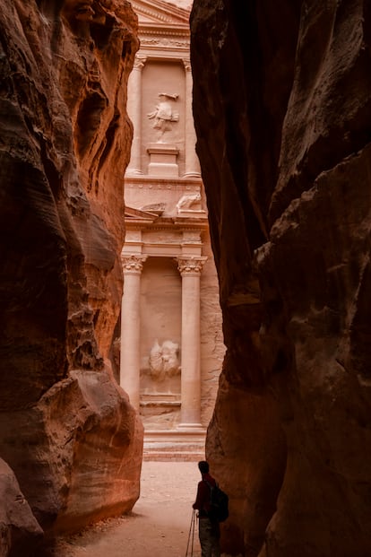 La salida del desfiladero del Siq, frente a la fachada del Tesoro de Petra.