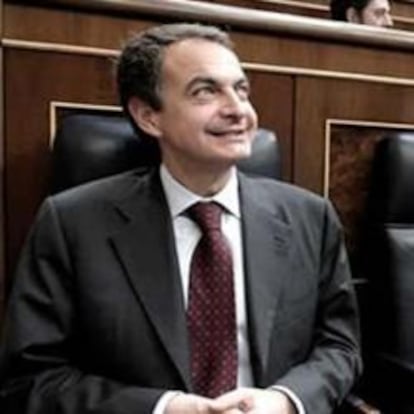 El presidente del Gobierno, José Luis Rodríguez Zapatero, y la vicepresidenta segunda y ministra de Economía, Elena Salgado, antes del comienzo de la sesión de control al Ejecutivo celebrada hoy