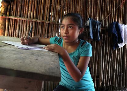 Vilma, la hermana mayor, pasó a tercero Básico y le toca volver a las clases martes y jueves si los indicadores sanitarios lo permiten. Los últimos meses reservó una de las mesas de la casa como su escritorio. Cada vez que hacía los deberes, desocupaba el mueble y se lo llevaba al patio para aprovechar la claridad del día.