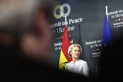 La presidenta de la Comisión Europea, Ursula von der Leyen, durante la rueda de prensa con motivo de la conferencia de paz en Ucrania celebrada este fin de semana en Lucerna, Suiza. 