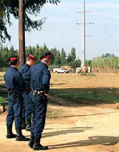 Agentes de los Mossos d'Esquadra vigilan las obras del tendido de la línea eléctrica en Llagostera.
