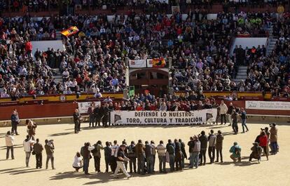 Cabecera de la manifestación a su llegada a la plaza de toros de Castellón.