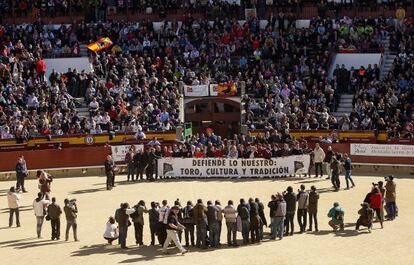 Cabecera de la manifestaci&oacute;n a su llegada a la plaza de toros de Castell&oacute;n.