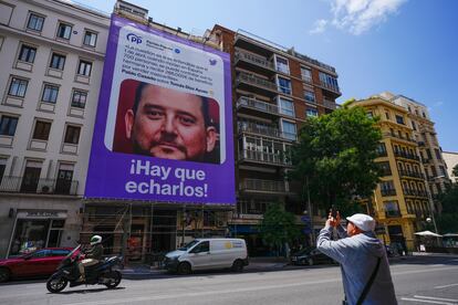 Lona instalada el viernes por Podemos en la calle de Goya, con el rostro del hermano de Isabel Díaz Ayuso.