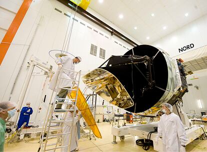 Técnicos de la sala limpia del Centro Espacial Europeo en la Guyana Francesa (Kourou) quitan la cubierta protectora al telescopio de <i>Planck</i>. La imagen es de finales de febrero.