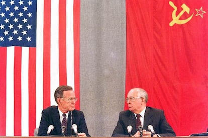 O então presidente dos EUA, George Bush, e seu homólogo soviético, Mikhail Gorbachev, realizam uma conferência de imprensa após uma reunião bilateral de dois dias sobre o desarmamento, em 31 de julho de 1991, em Moscou. Gorbachev disse posteriormente que Bush já havia alertado sobre um possível problema de segurança, semanas antes do golpe de 1991.