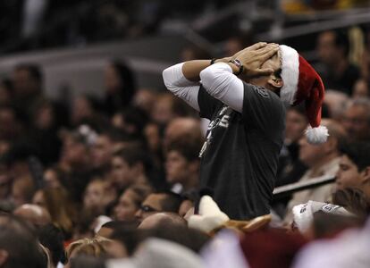 Un aficionado de los Spurs se lamenta.