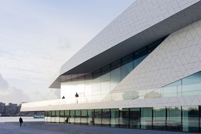 El Instituto Holandés de Cine se trasladó la pasada primavera a su nueva ubicación, el edifico 'Eye', proyectado por el estudio de arquitectos vienés Delugan Meissl Associated en el nuevo distrito de Overhoeks, en Ámsterdam.
