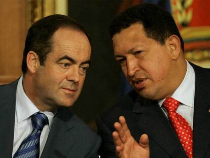 El presidente de Venezuela, Hugo Chávez (derecha), con el entonces ministro de Defensa, José Bono, en Caracas en 2005.