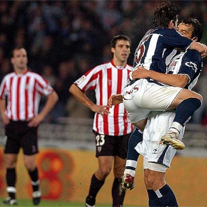 Nihat salta y se abraza a Kovacevic tras conseguir su equipo el gol de la victoria.