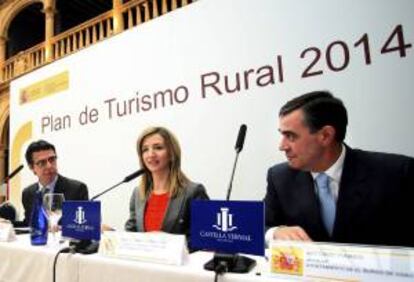 El ministro de Industria, Energa y Turismo, Jos Manuel Soria (i), junto a la consejera de Cultura y Turismo de la Junta de Castilla y Leon, Alicia Garcia Rodriguez (c), y el alcalde de El Burgo de Osma, Antonio Pardo (d), durante la presentacin del Plan de Promocin Internacional del Turismo Rural.