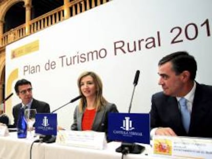El ministro de Industria, Energía y Turismo, José Manuel Soria (i), junto a la consejera de Cultura y Turismo de la Junta de Castilla y Leon, Alicia Garcia Rodriguez (c), y el alcalde de El Burgo de Osma, Antonio Pardo (d), durante la presentación del Plan de Promoción Internacional del Turismo Rural.